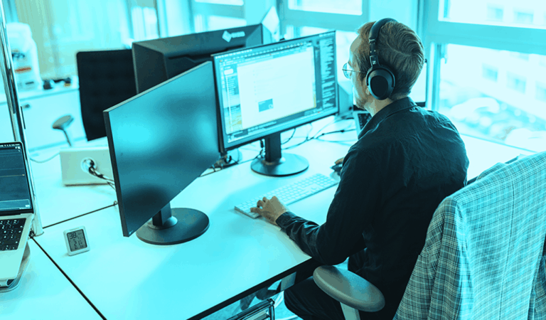 Mann am Arbeitsplatz